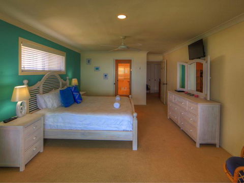 Belle Vue Beach House By Discover Stradbroke - VIC Tourism 1