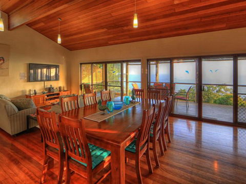 Belle Vue Beach House By Discover Stradbroke - VIC Tourism 17