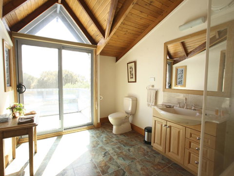 Mountain Seas Lodge - VIC Tourism 14