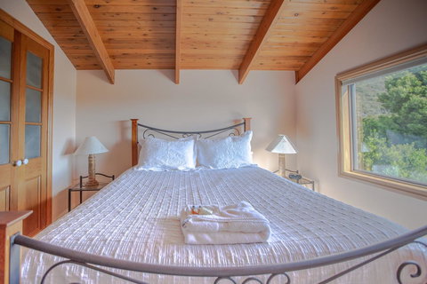 Mountain Seas Lodge - VIC Tourism 9