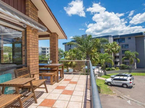 'COLUMBIA VIEWS', 2/9 COLUMBIA CLOSE - AIRCON, WIFI, NETFLIX, VIEWS & BOAT PARKING - VIC Tourism 1