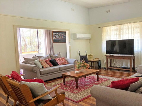 'Daves Place', 27 Rigney St - Holiday House With WIFI, Aircon & Boat Parking - VIC Tourism 3