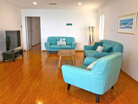 'Mooring Two Upstairs', 23 Shoal Bay Rd - Stunning Views, WIFI, Air Conditioning And Boat Parking - VIC Tourism 3