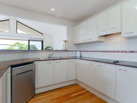 'Sandy Point Haven', 21a Sandy Point Rd - Stylish Haven With WIFI, Air Conditioning & Water Views - VIC Tourism 2
