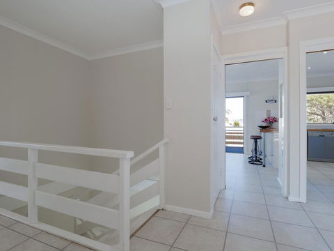 'SeaHaven', 2 Richardson Ave - Large Home With Aircon, Smart TV, WIFI, Netflix & Boat Parking - VIC Tourism 1