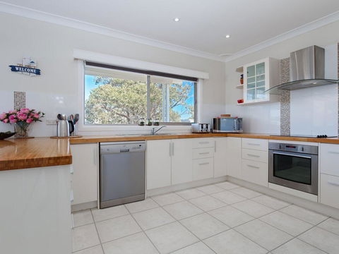 'SeaHaven', 2 Richardson Ave - Large Home With Aircon, Smart TV, WIFI, Netflix & Boat Parking - VIC Tourism 3