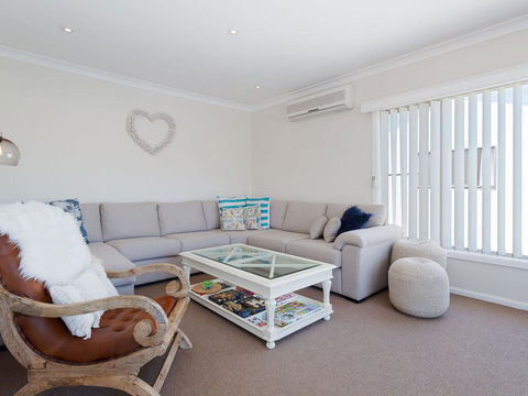 'SeaHaven', 2 Richardson Ave - Large Home With Aircon, Smart TV, WIFI, Netflix & Boat Parking - VIC Tourism 2