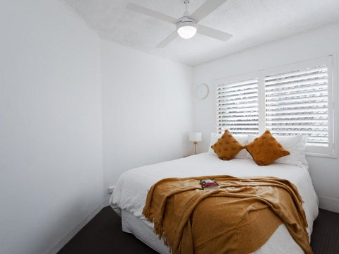 1 'The Poplars' 34 Magnus St - Panoramic Water Views, Pool, Aircon & WIFI - VIC Tourism 3