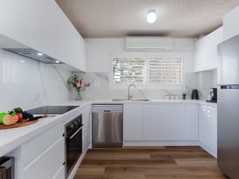 1 'The Poplars' 34 Magnus St - Panoramic Water Views, Pool, Aircon & WIFI - VIC Tourism 2