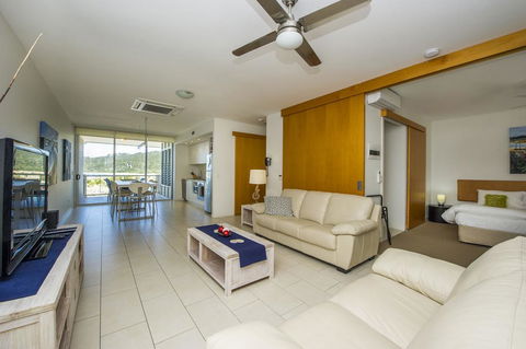 1 Bright Point Apartment 1401 - VIC Tourism 0