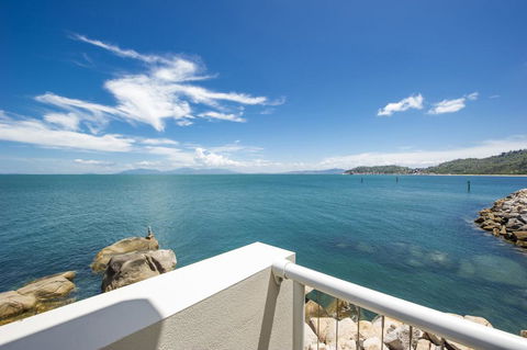 1 Bright Point Apartment 4202 - VIC Tourism 0