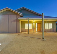 1 Kestrel Place - Great House with a Massive Garage - VIC Tourism