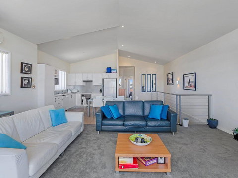 1/32 Ocean Avenue - Three Bedrooms, Three Bathrooms, Air Con, Boat Parking & Water Views - VIC Tourism 2