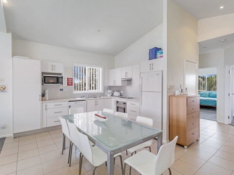 1/32 Ocean Avenue - Three Bedrooms, Three Bathrooms, Air Con, Boat Parking & Water Views - VIC Tourism 3