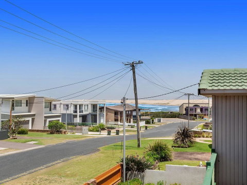 1/32 Ocean Avenue - Three Bedrooms, Three Bathrooms, Air Con, Boat Parking & Water Views - VIC Tourism 0
