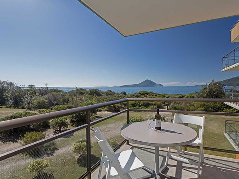 10 'Intrepid' 3 Intrepid Close - Water Views Over Shoal Bay Beach - VIC Tourism 0