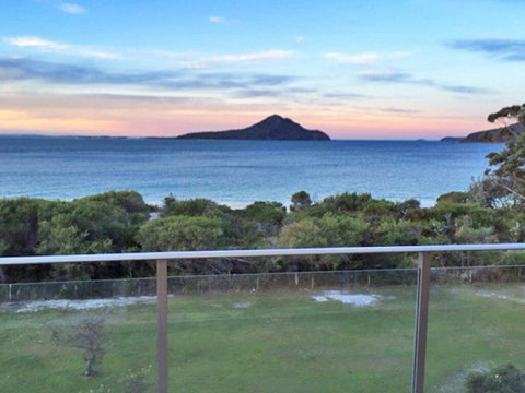 11 'Luskin Lodge' 29 Weatherly Close - Stunning Water Views - VIC Tourism 1