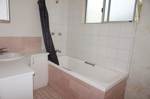 11 Bomburra Court - Rainbow Beach, Comfortable Beach House, Plenty Of Boat Parking - VIC Tourism 1