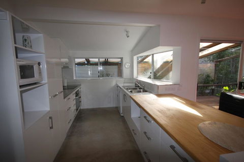 15 Belle Court - Modern, Architect Designed, Open Plan Holiday Home With Outdoor Shower - VIC Tourism 3