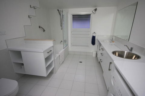 15 Belle Court - Modern, Architect Designed, Open Plan Holiday Home With Outdoor Shower - VIC Tourism 2