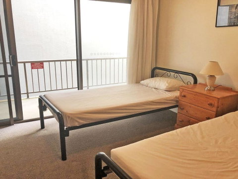 2 'Tradewinds', 110 Victoria Parade - Fantastic Unit With Waterviews & Close To The Marina - VIC Tourism 3