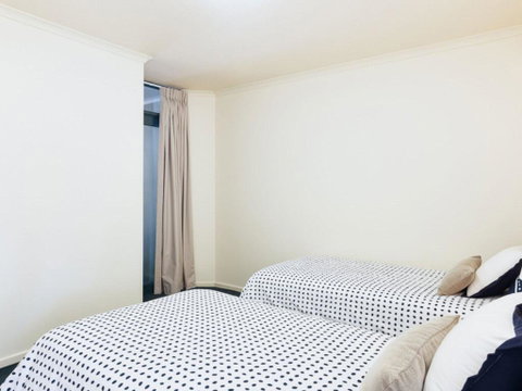 211 'The Landmark', 61B Dowling Street - Resort Style Holiday With Pool, Games Room & Restaurant - VIC Tourism 2