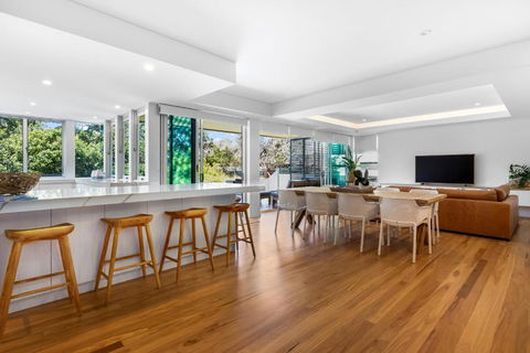 BEACH01- Mooloolaba Beachfront Apartment With Private Pool - VIC Tourism 0