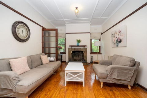 Beautifully Renovated Inner North Residence - VIC Tourism 0