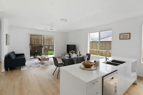 Brandnew 4BR Modern Family Home Park Ridge - VIC Tourism 0