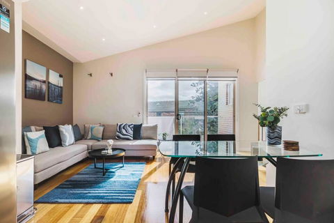 Coastal Escape, Townhouse Steps From The Sea - VIC Tourism 0