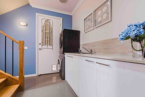 Coastal Escape, Townhouse Steps From The Sea - VIC Tourism 1