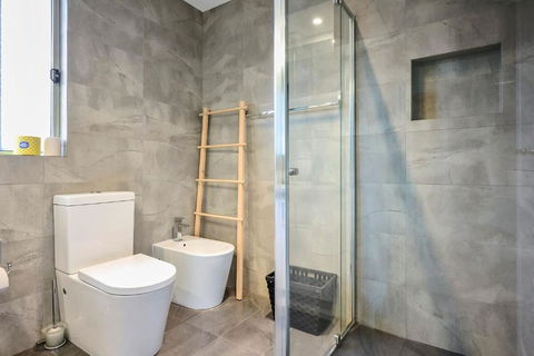 Contemporary Family Oasis In The Heart Of Newport - VIC Tourism 4