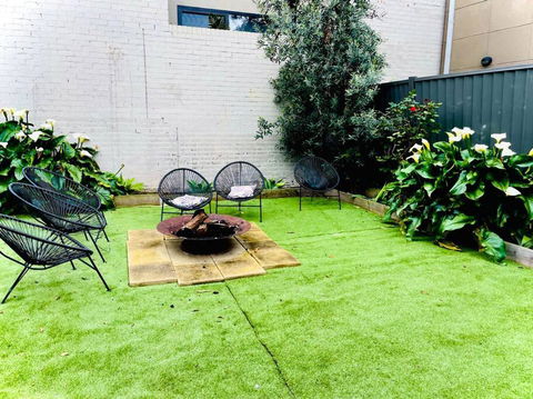 D109 Inner City Oasis On Buckingham - VIC Tourism 4