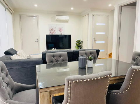 D112 Braybrook Central Stay-Great Getaway - VIC Tourism 3