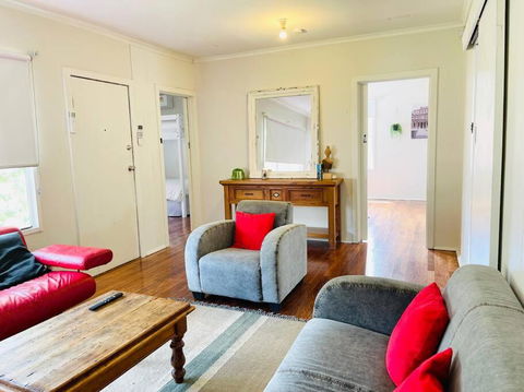 D122 Lovely London Home - VIC Tourism 0