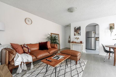 Dalgety Downtown - A Sunny St Kilda Beach Hideaway - VIC Tourism 3