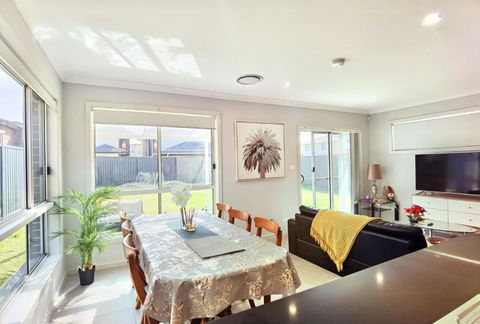Delightful 2-level Home In Bardia - VIC Tourism 0