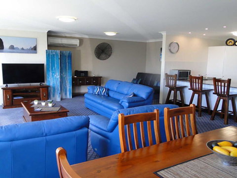 3 'Paradiso', 4 Laman Street - Aircon, Pool, Heart Of Town, Water Views - VIC Tourism 2
