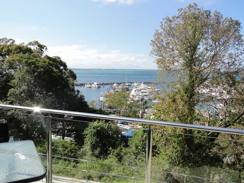 3 'Paradiso', 4 Laman Street - Aircon, Pool, Heart Of Town, Water Views - VIC Tourism 1
