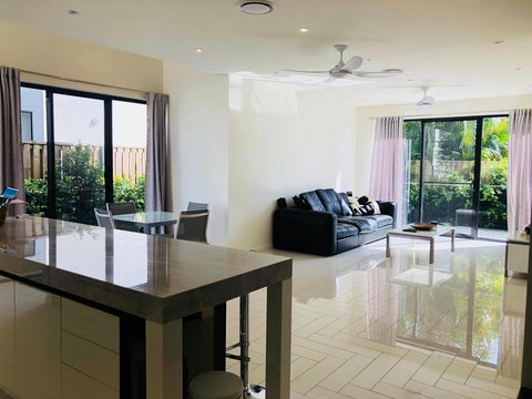 3 Bedroom Executive Luxury Beachside Townhouse - VIC Tourism 0