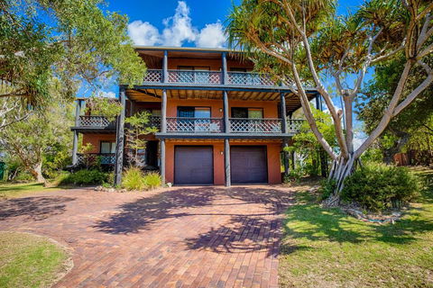 41 Carlo Circle - Rainbow Beach, Huge Beach House With Room For Everyone - VIC Tourism 0