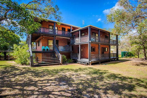 41 Carlo Circle - Rainbow Beach, Huge Beach House With Room For Everyone - VIC Tourism 3