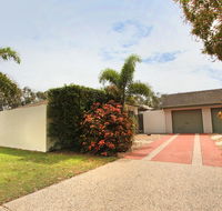 6 Petrie Ave Marcoola Pet Friendly Linen supplied - VIC Tourism