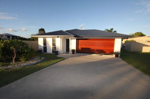 62 Tingira Close - Modern Lowset Home With Swimming Pool, Outdoor Area, Ample Parking. Pet Friendly - VIC Tourism 1