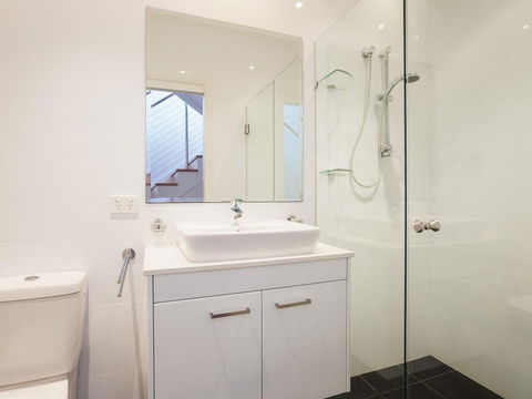 7 Judith Street - Stunning Duplex With Ducted Air - VIC Tourism 3