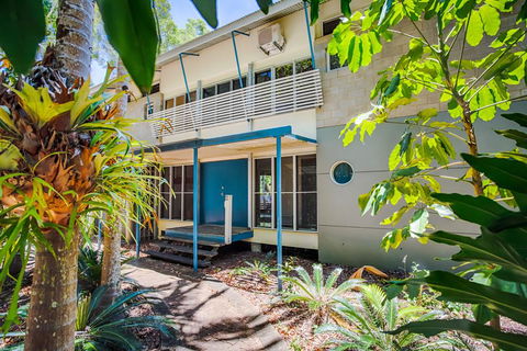 8 Satinwood Drive - Rainbow Shores, Architecturally Designed, Pool, Walk To Beach - VIC Tourism 3