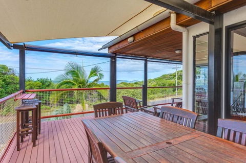 90 Cooloola Drive - Rainbow Beach, Luxury Beach House, Ocean Views - VIC Tourism 2