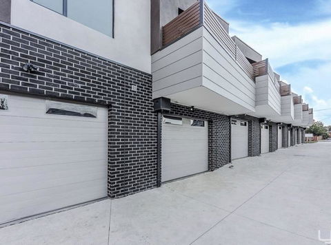 A Brand New Private Townhouse - VIC Tourism 1
