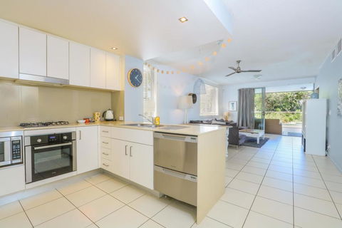 A Deluxe Swim Up - Drift Apartments South - VIC Tourism 2