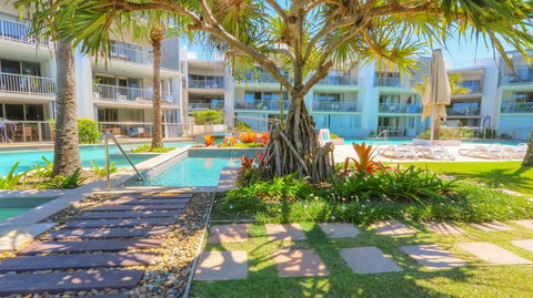 A Deluxe Swim Up - Drift Apartments South - VIC Tourism 3